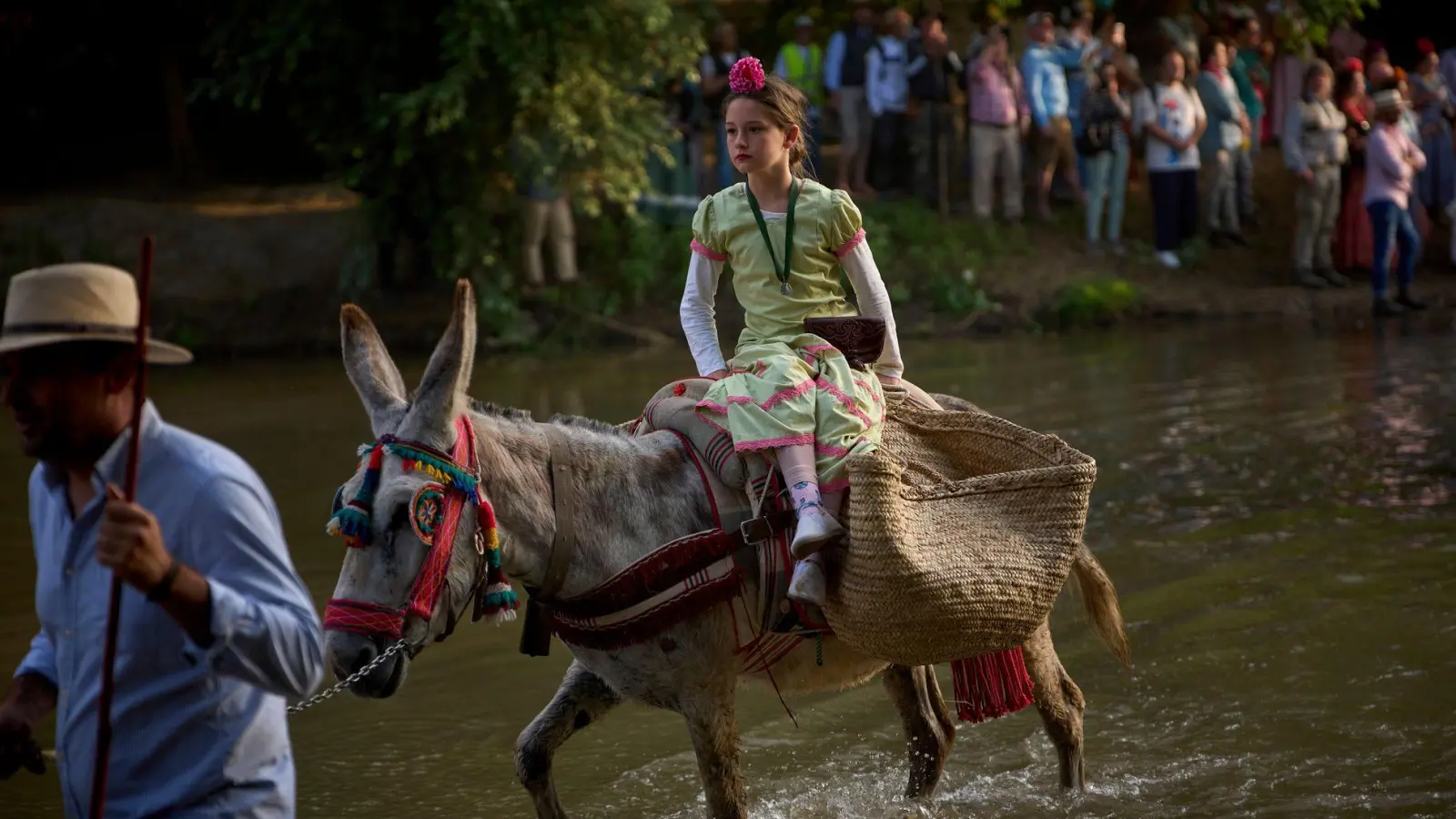 Auf dem Esel durchquert eine Wallfahrerin einen Fluss auf dem Weg zum Schrein von El Rocio in Spanien. (Foto: Emilio Morenatti/AP/dpa)