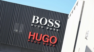 Der Modekonzern Hugo Boss rechnet für 2026 mit einem Umsatzrückgang. Erst ab dem Jahr 2027 sollen sich die Zahlen wieder verbessern. (Archivbild) (Foto: Bernd Weißbrod/dpa)