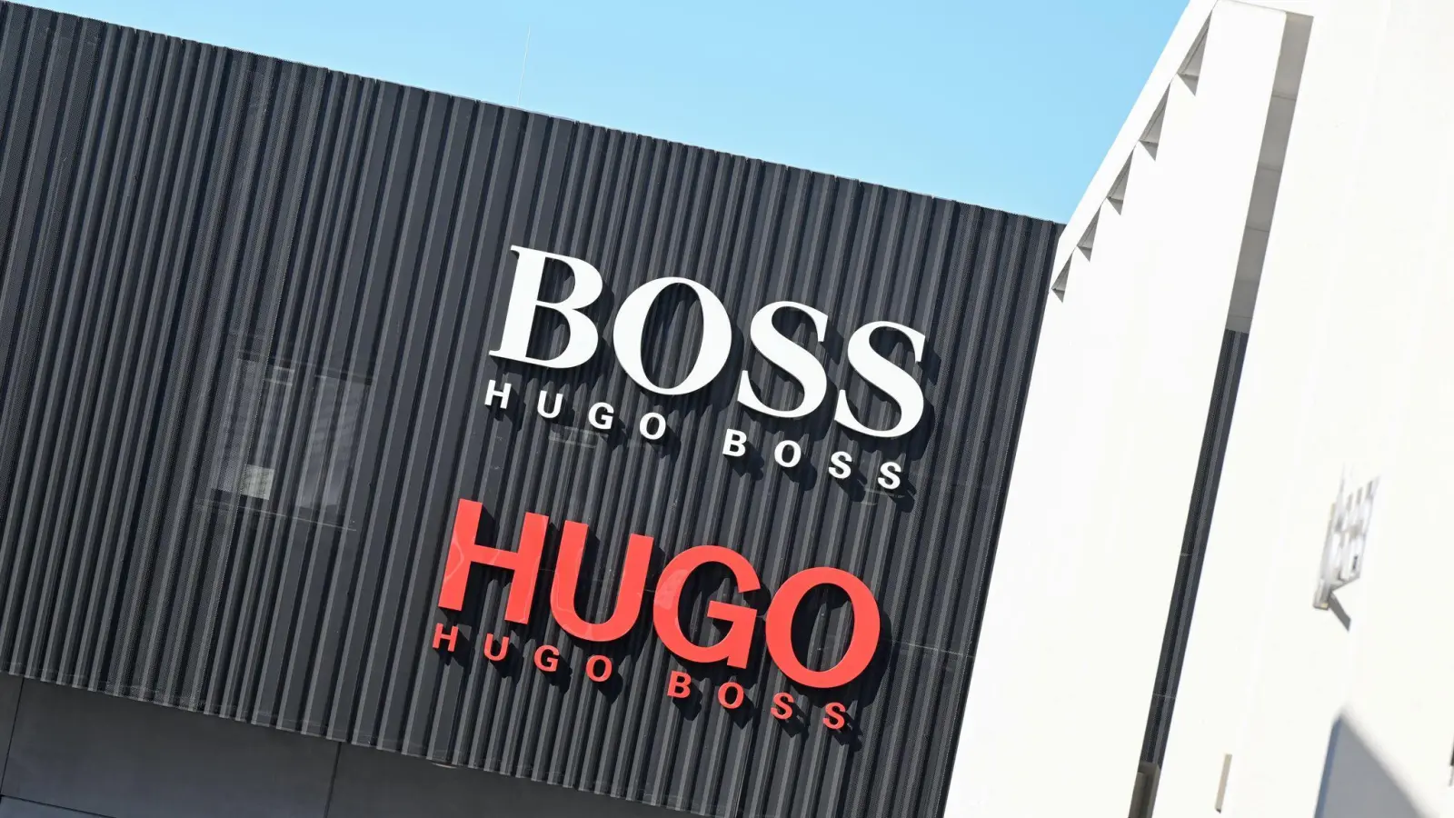 Der Modekonzern Hugo Boss rechnet für 2026 mit einem Umsatzrückgang. Erst ab dem Jahr 2027 sollen sich die Zahlen wieder verbessern. (Archivbild) (Foto: Bernd Weißbrod/dpa)