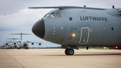 Acht Jahre Einsatz auf dem Bundeswehr-Drehkreuz in Niger sind beendet: Am Freitagabend kehrten zwei Transportmaschinen vom Typ A400M mit bis zuletzt verbliebenen 60 Soldatinnen und Soldaten sowie Material auf den Fliegerhorst Wunstorf in Niedersachsen zurück. (Foto: Moritz Frankenberg/dpa)