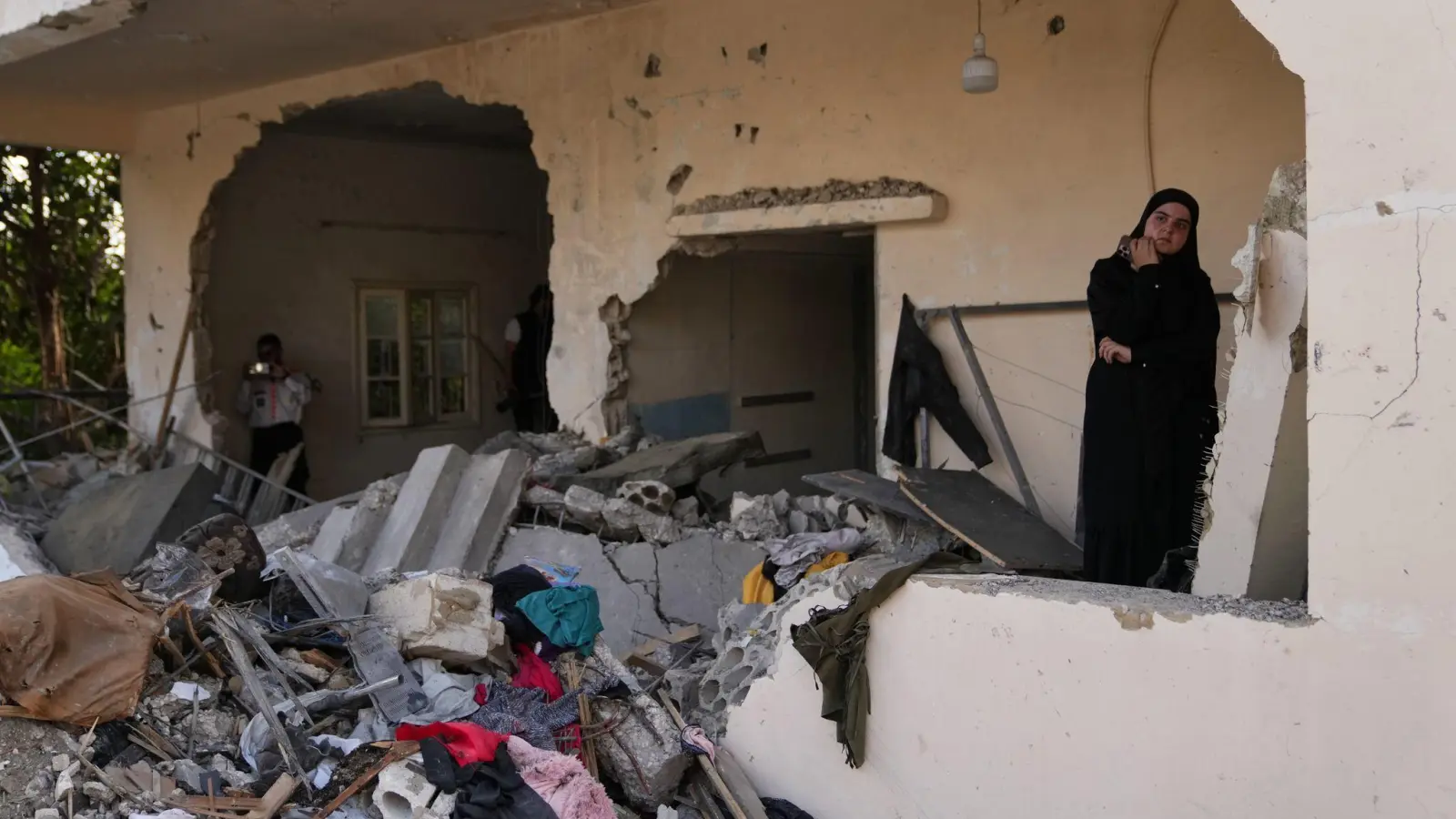 Zwischen Israel und dem Libanon gilt eine Waffenruhe - doch es gibt Hinweise, dass sie wackelt.(Archivbild) (Foto: Hassan Ammar/AP/dpa)