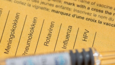 Die Impfung gegen Meningokokken der vier Untergruppen ist mit einer Kombi-Dosis möglich. (Symbolbild)  (Foto: Fernando Gutierrez-Juarez/dpa)