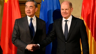 Chinas oberster Außenpolitiker Wang Yi (l) und Bundeskanzler Olaf Scholz trafen sich am Rande der Münchner Sicherheitskonferenz. (Foto: Thomas Kienzle/AFP POOL/dpa)