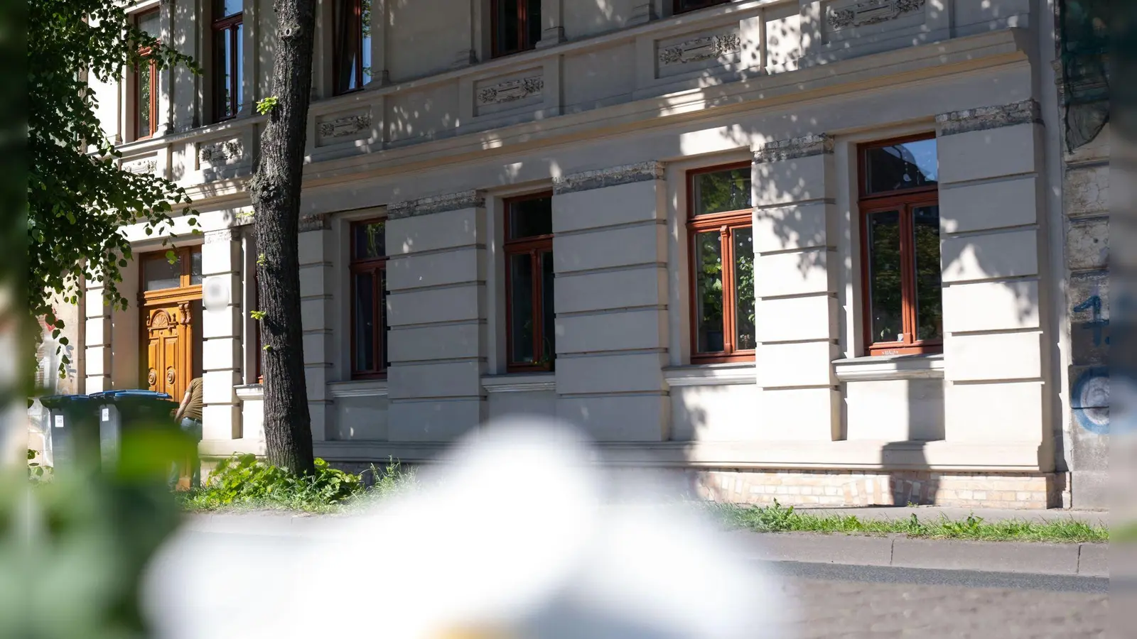 Blick auf ein Wohnhaus iin Halle, in dem am Sonntag ein zwei Jahre altes Mädchen tot in einer Wohnung aufgefunden wurde. (Foto: Hendrik Schmidt/dpa)