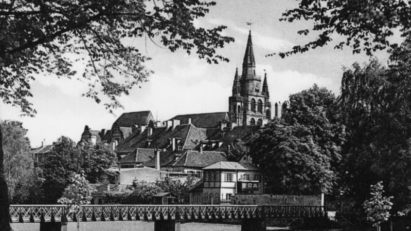 Weithin sichtbar ist die Gumbertuskirche – und die Turmuhr leistet gute Dienste, weil nicht alle Bürgerinnen und Bürger eigene Zeitmesser besitzen. Allerdings müsste die Uhr dringend erneuert werden, wie die Zeitung Ende September vor 100 Jahren konstatiert.  (Repro: Alexander Biernoth)