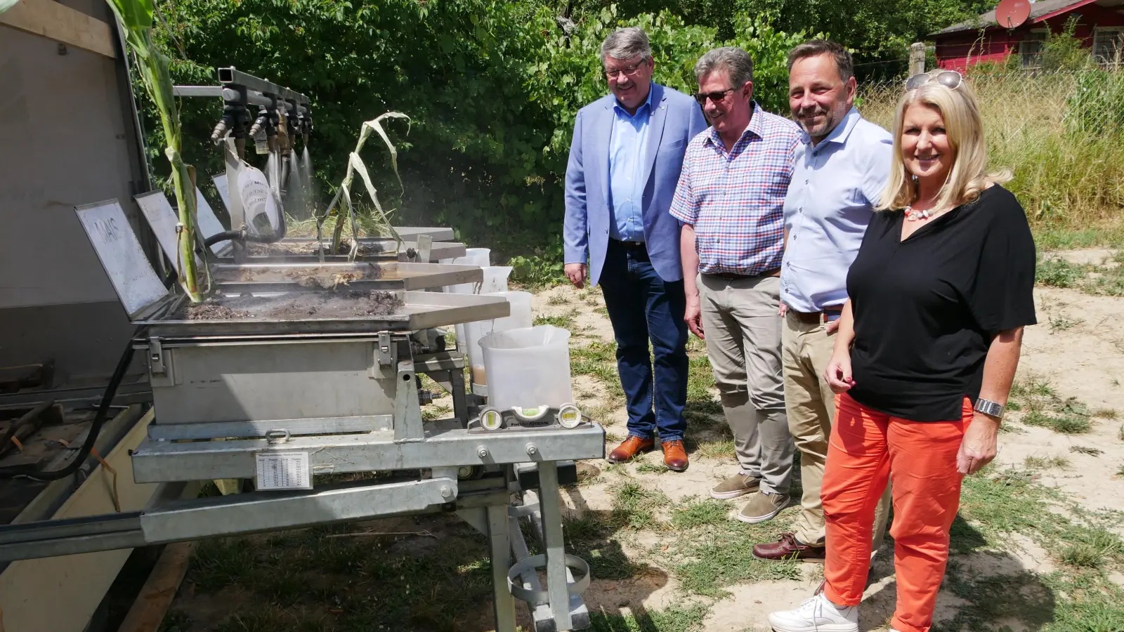 Wolfgang Neukirchner, Dieter Springmann, Thomas Keller und Birgit Kreß beim Regensimulator. Der zeigt eindrücklich, wie schnell große Mengen Wasser auf verschiedenen Böden versickern. (Foto: Ulli Ganter)