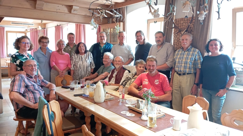 Das Foto zeigt einige Mitglieder des Skat Clubs Dinkeslbühl, teilweise mit ihren Partnerinnen und Partnern, bei der Feier zum 50-jährigen Bestehen.  (Foto: Skat Club Dinkelsbühl)