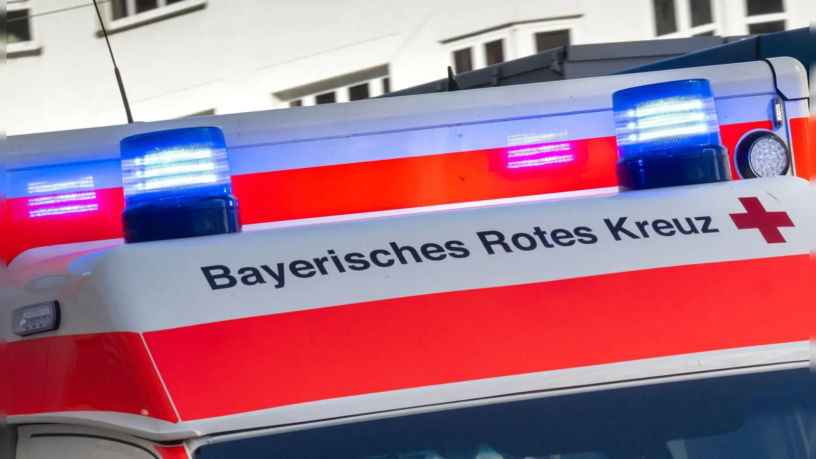 Die Frau wurde noch in eine Klinik gebracht, starb aber wenig später. (Symbolbild) (Foto: Peter Kneffel/dpa)