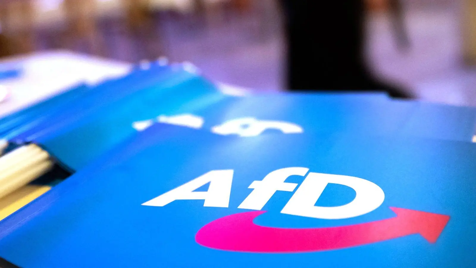 Ein gut gefüllter Hundekotbehälter sorgte offenbar für einige Gerüchte (und Gerüche) rund um einen AfD-Stand in Burgbernheim. (Symbolbild: Daniel Karmann/dpa)