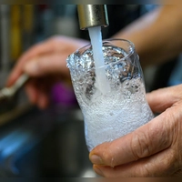 Durstlöscher aus der Leitung: Wasser zum Trinken sollte immer erst so lange aus dem Hahn laufen, bis es kühl wird. (Foto: Hendrik Schmidt/dpa/dpa-tmn)