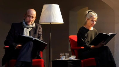 Lesen aus Briefen von Peter Tschaikowsky und Nadeschda von Meck: Robert Arnold und Nicole Schneider während der vierten Lesung der Reihe „ANhören” im Renaissancehof in der Ansbacher Büttenstraße. (Foto: Thomas Wirth)
