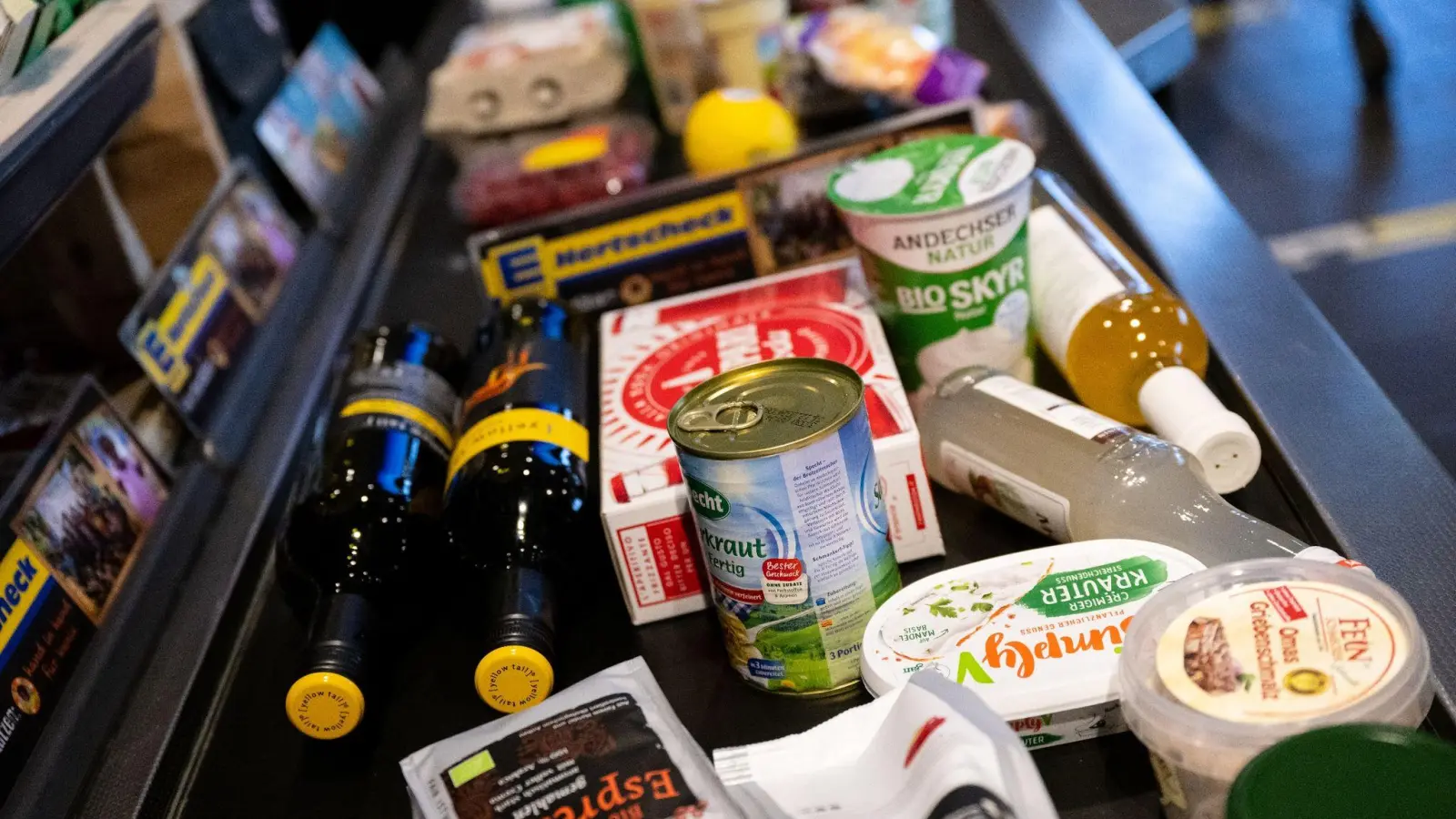 Lebensmittel in einem Supermarkt auf einem Kassenband: Im März fielen die höheren Preise für Nahrungsmittel erneut besonders ins Gewicht. (Foto: Sven Hoppe/dpa)