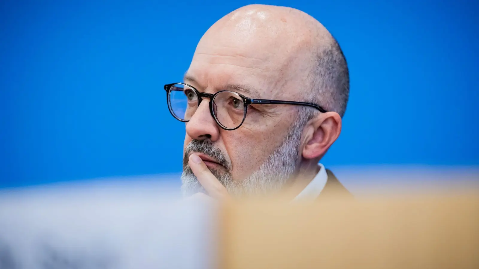 Ifo-Experte Timo Wollmershäuser sieht den konjunkturellen Tiefpunkt durchschritten. (Archivbild) (Foto: Christoph Soeder/dpa)