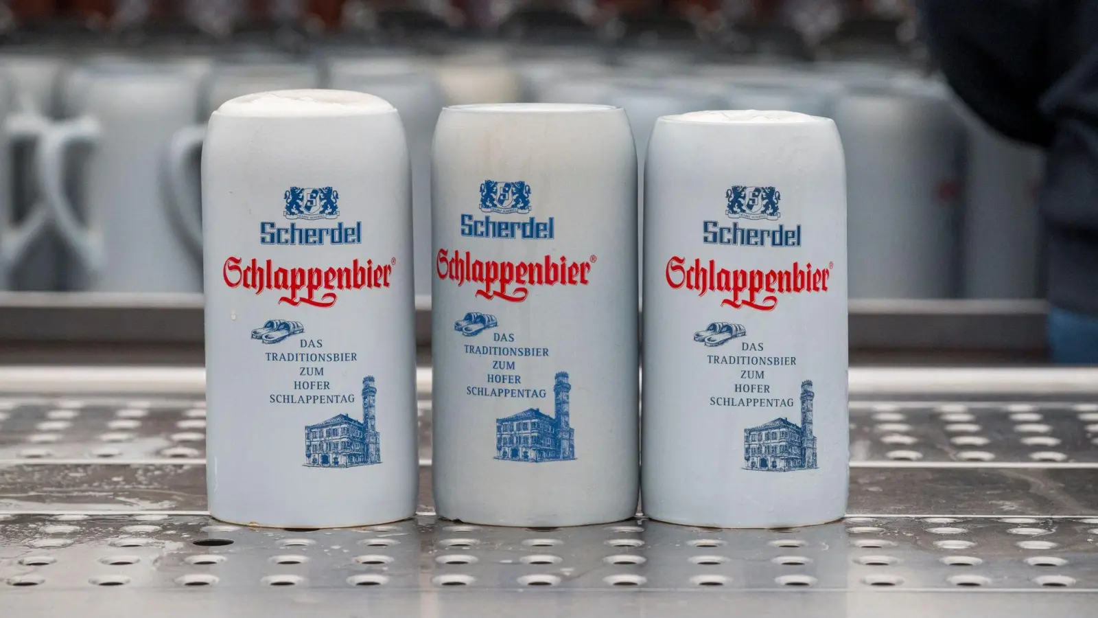 Das Schlappenbier wird eigens für den Hofer Schlappentag eingebraut. (Archivbild) (Foto: Daniel Vogl/dpa)