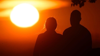 Die Rückkehr der Romantik fällt in eine Zeit emotionaler Erschöpfung. (Symbolbild) (Foto: Julian Stratenschulte/dpa)