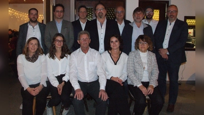 Die nominierten Gemeinderatskandidierenden der Bürgerliste Markt Arberg mit dem Bewerber um das Bürgermeister-<br>amt, Alexander Brehm (stehend, Vierter von links). (Foto: Jasmin Kiendl )