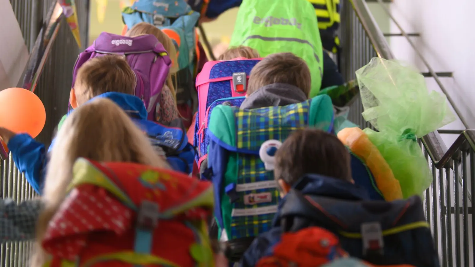 Für die neuen Erstklässler im kommenden Schuljahr gilt ein Anspruch auf Ganztagsbetreuung. (Symbolbild) (Foto: Robert Michael/dpa-Zentralbild/dpa)