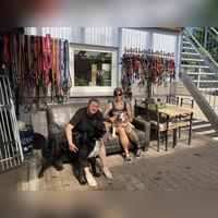Amelie Nägelein (l.) und Diane Pöltl gönnen sich mit Buddy und Moxlie eine kleine Kuscheleinheit auf dem Sofa. (Foto: Astrid Pirner)