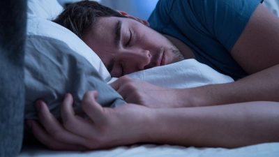 Träumchen, oder? Ist „Sleepmaxxing“ mehr als ein TikTok-Trend? Kann man durch Kiwis wirklich besser schlafen? Ein Harvard-Professor ordnet ein. (Foto: Christin Klose/dpa-tmn)