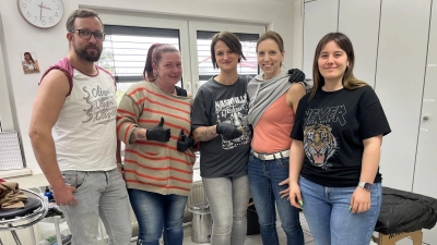 Claudia Zapf demonstrierte am Aktionstag gemeinsam mit Helferinnen und Kunden, wie man mit einem Tattoo möglicherweise Menschenleben retten kann. Von links: Markus Mietzger, Jennifer Spielmann, Claudia Zapf, Simone Mietzger und Vanessa Jude. (Foto: Antonia Hoppert)