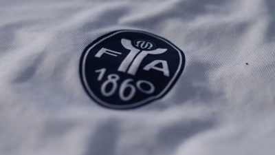 Das neue Logo ohne Löwe: Mit diesem Wappen geht 1860 München in die Regionalliga-Saison. (Archivbild) (Foto: Florian Diettrich/dpa)