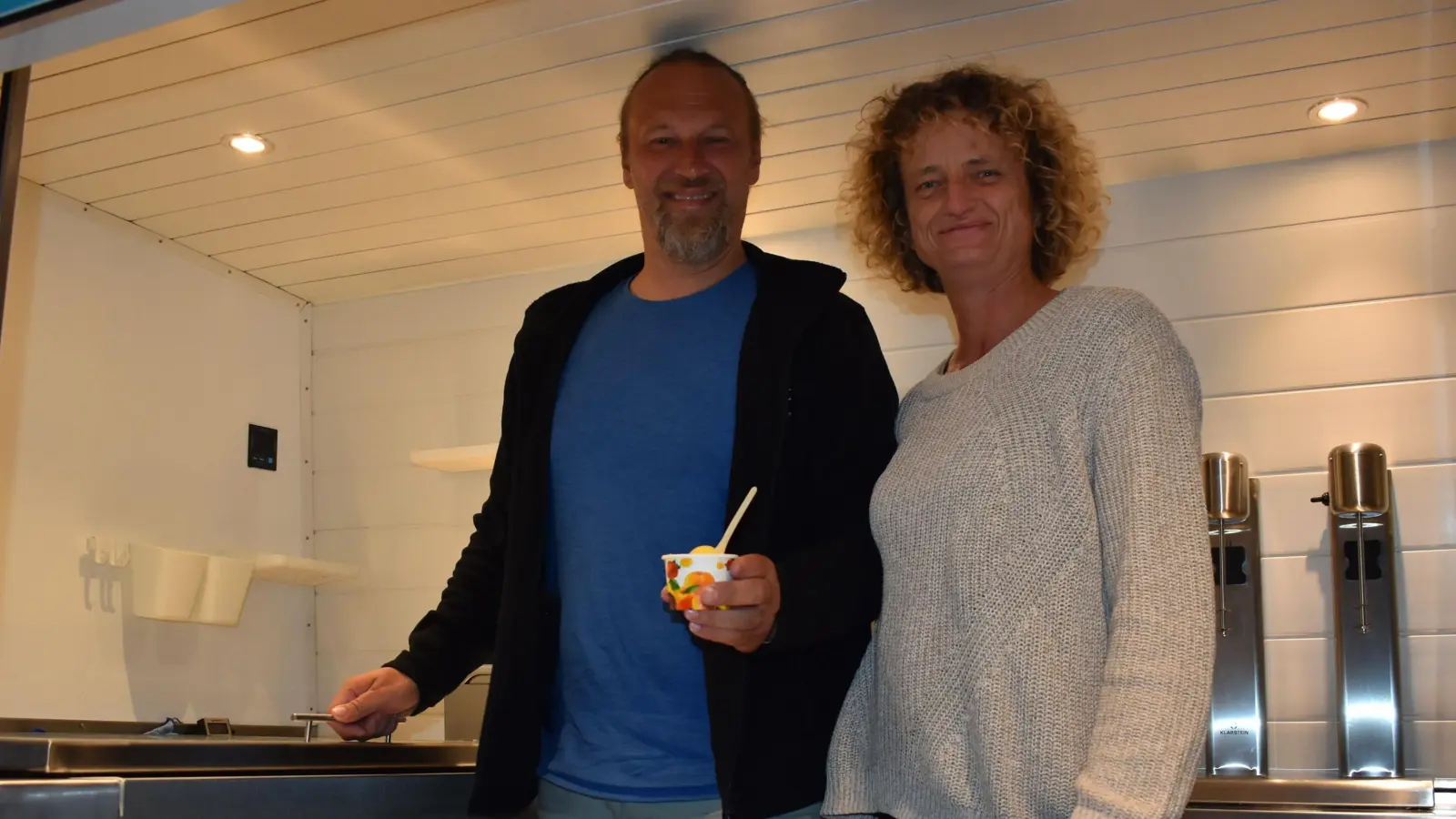 Matthias Schmidt und Anke Janowski haben viel Spaß mit ihrem Eiswagen, mit dem sie seit 2022 verschiedene Veranstaltungen und Feiern ansteuern. In diesem Jahr läuft es richtig gut. (Foto: Ute Niephaus)