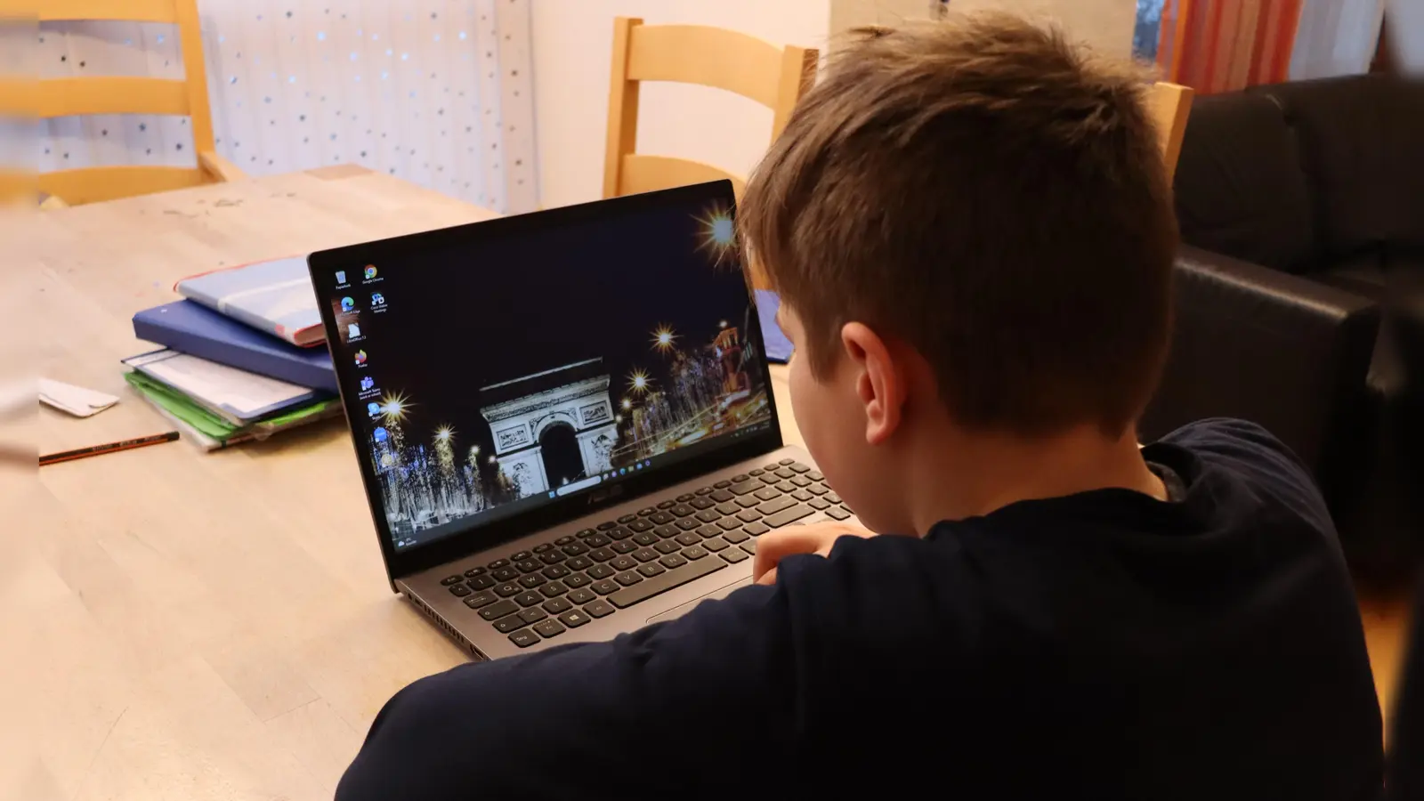 Wenn es für die Schule nötig ist und es keine andere Fördermöglichkeit gibt, bezahlt das Jugendamt Pflegekindern im Einzelfall auch einen Laptop. (Foto: Thomas Schaller)