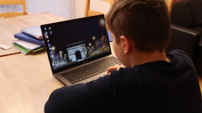 Wenn es für die Schule nötig ist und es keine andere Fördermöglichkeit gibt, bezahlt das Jugendamt Pflegekindern im Einzelfall auch einen Laptop. (Foto: Thomas Schaller)