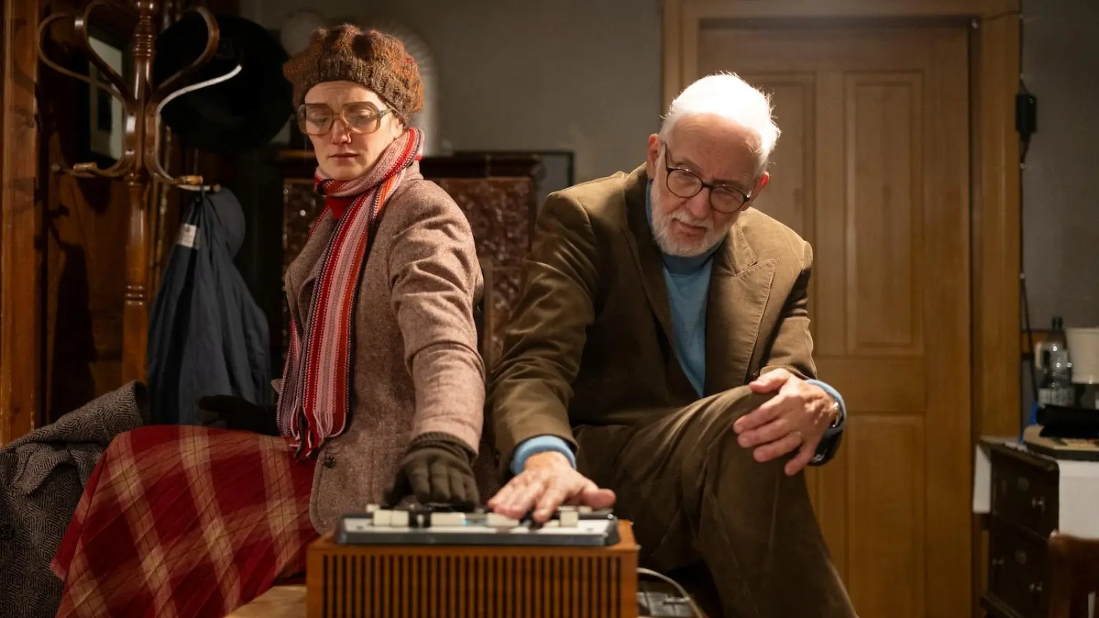 Der einstige Dorfschullehrer Martin hat Besuch aus der Vergangenheit: eine Szene mit Luise Hagedise Bernburg und Jürgen Brenner beim Winterwandeltheater. (Foto: Andreas Riedel)