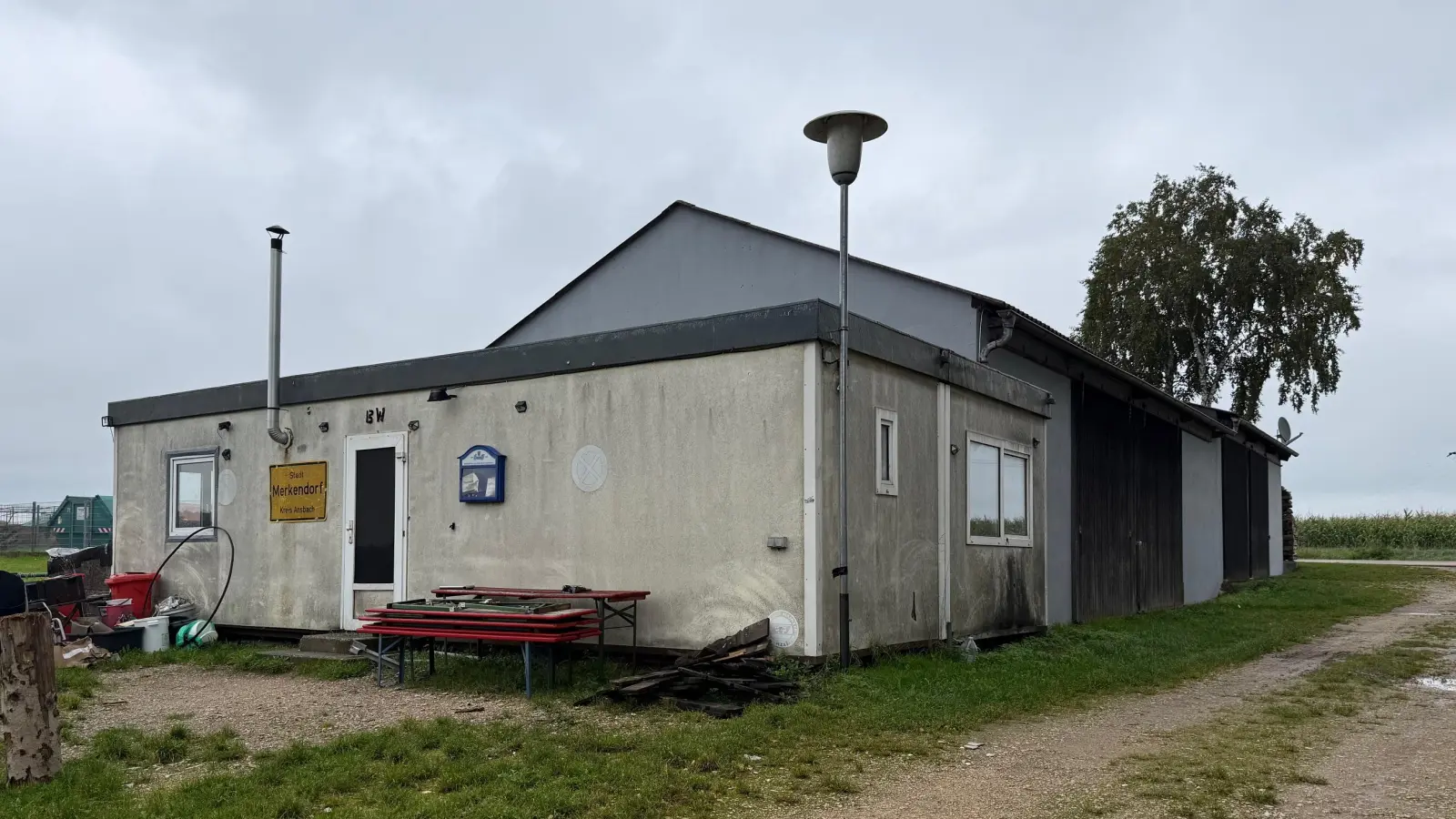 Am Bauwagen, einem Jugendtreff in Merkendorf, kam es im August 2024 zu einer Schlägerei. Ein 19-Jähriger rastete aus. (Foto: Manfred Blendinger)