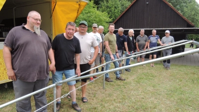 Beim Aufstellen des Bierzelts neben der Fischerhütte (vorne von links): die Vorsitzenden Markus Präger von der Freiwilligen Feuerwehr Dorfgütingen, Norbert Leixner von der Schützengesellschaft und Johann Sokolov vom Fischereiverein zusammen mit Mitgliedern der drei Vereine. (Foto: Peter Zumach)