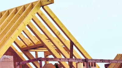 Eine essentielle Aufgabe des Zimmerers ist die Fertigung des Dachstuhls. (Foto: Pixabay)