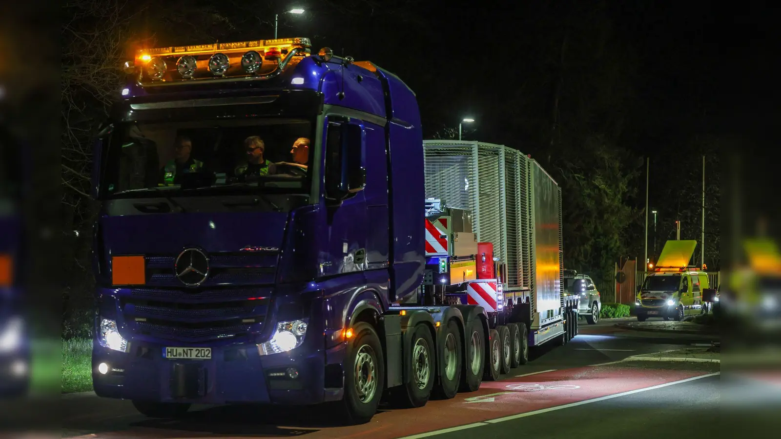 Mit etwa 100 Fahrzeugen hat sich der Konvoi in Bewegung gesetzt. (Foto: Christoph Reichwein/dpa)
