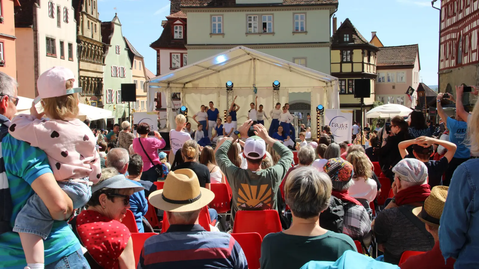Nach der offiziellen Begrüßung am Samstagnachmittag zeigten verschiedene Tanzgruppen ihr Können und erhielten viel Applaus. (Foto: Clarissa Kleinschrot)