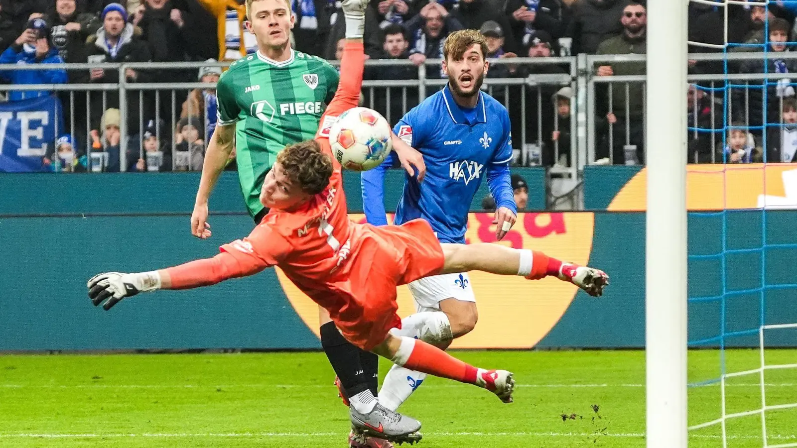 Kilian Corredor (r.) erzielt das 1:0 für Darmstadt gegen Münster.  (Foto: Marc Schüler/dpa)