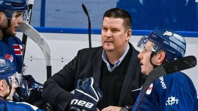 Trainer Tom Pokel von Straubing spricht mit seiner Mannschaft. (Foto: Armin Weigel/dpa)