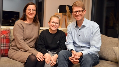 Im Hause Specht geht es in der Vorweihnachtszeit geradezu himmlisch zu. Mutter Carolin und Vater Philipp sind stolz, dass ihre Leni in diesem Jahr das Uffenheimer Christkind sein darf. (Foto: Johannes Zimmermann)