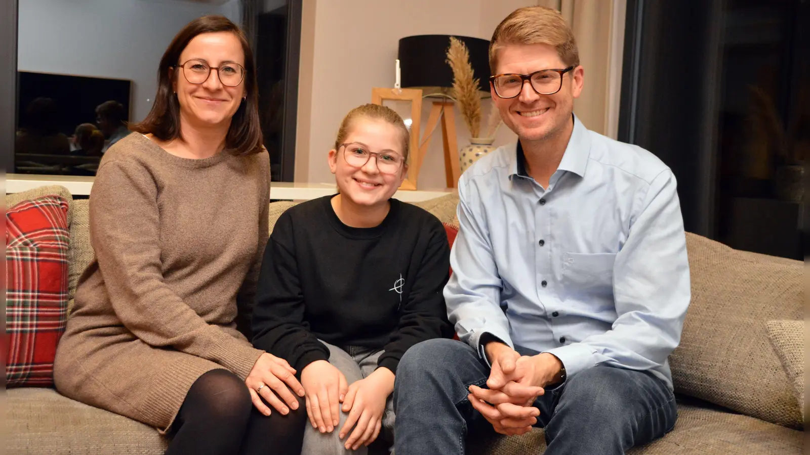 Im Hause Specht geht es in der Vorweihnachtszeit geradezu himmlisch zu. Mutter Carolin und Vater Philipp sind stolz, dass ihre Leni in diesem Jahr das Uffenheimer Christkind sein darf. (Foto: Johannes Zimmermann)