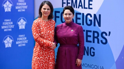 Shakehands zwischen Annalena Baerbock (l.) und ihrer mongolischen Amtskollegin Batmunkh Battsetseg. (Foto: Bernd von Jutrczenka/dpa)