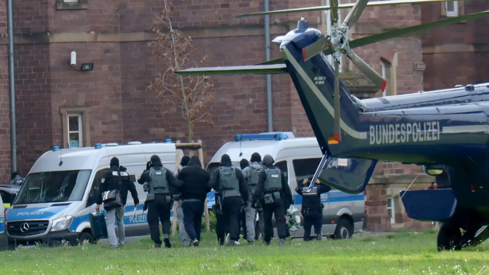 Verdächtige werden zum Ermittlungsrichter am Bundesgerichtshof gebracht.  (Foto: Rene Priebe/dpa)