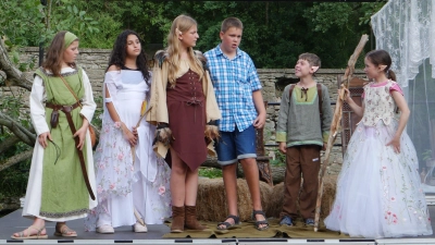 Die jungen „Smash“-Akteure proben fleißig für ihre Aufführungen am kommenden Wochenende auf dem Schlossgelände. (Foto: Martina Hinkelmann)