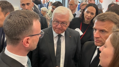 Nach dem Festakt in Oradour hatte Bezirkstagspräsident Peter Daniel Forster mit Bundespräsident Frank-Walter Steinmeier und Präsident Emmanuel Macron (von links) über regionale Partnerschaften gesprochen. (Foto: Bezirk Mittelfranken/Wolf Dieter Enser)