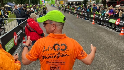 Jürgen Gehwald hat das T-Shirt für den Bad Windsheimer Charity-Marathon schon einmal eingetragen, bei der Challenge Roth. (Foto: Daniel Kubiak)