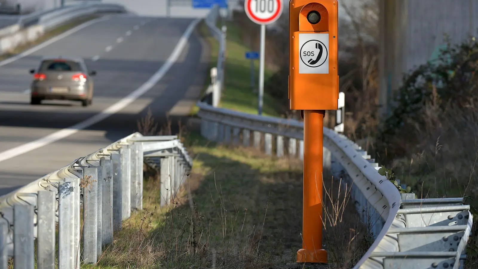 Rund 17.000 Notrufsäulen gibt es an den Autobahnen. (Archivbild) (Foto: Michael Bahlo/GDV DL/dpa-tmn)