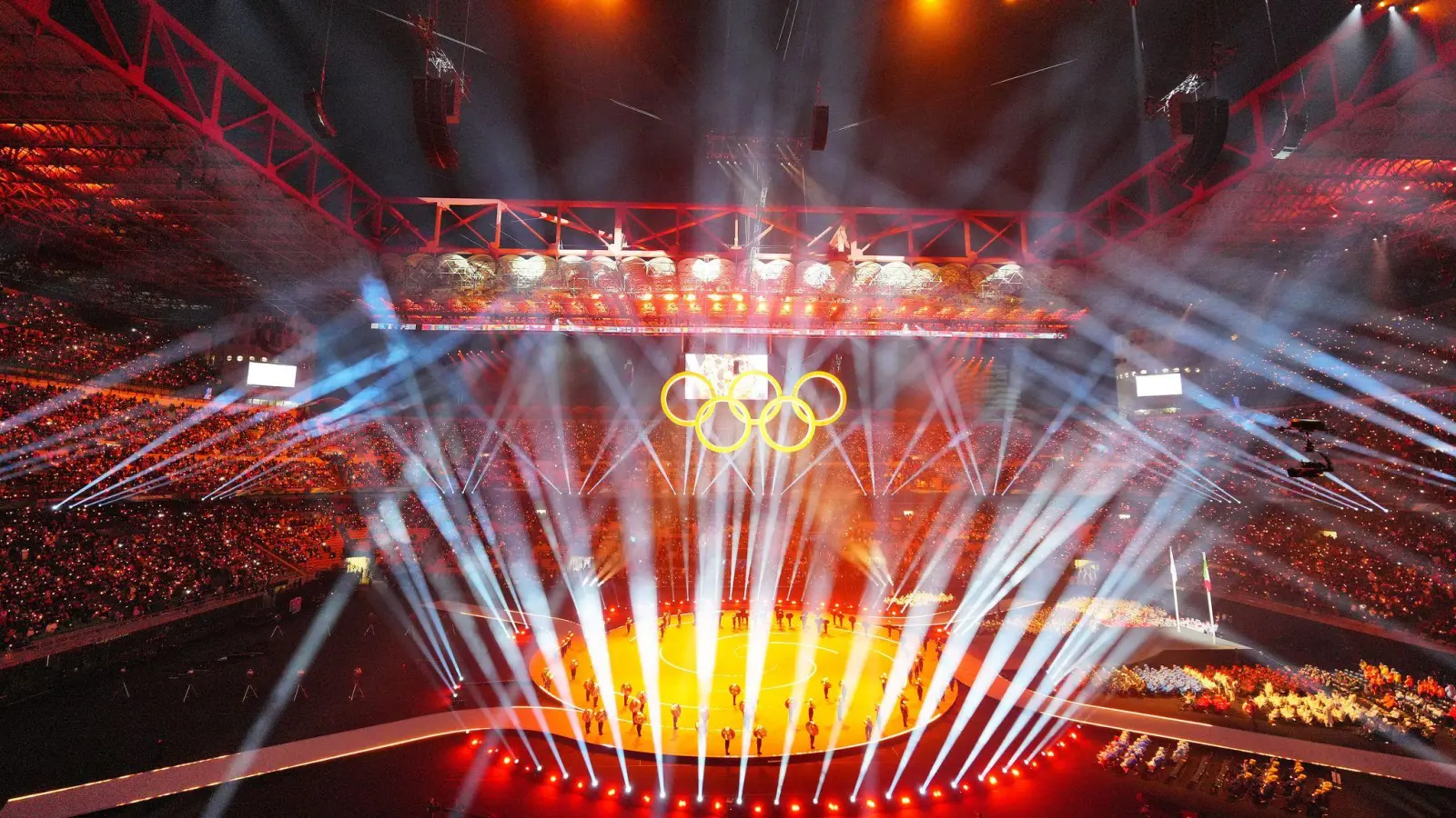 Ein buntes Spektakel eröffnete die Winterspiele in Norditalien. (Foto: Michael Kappeler/dpa)