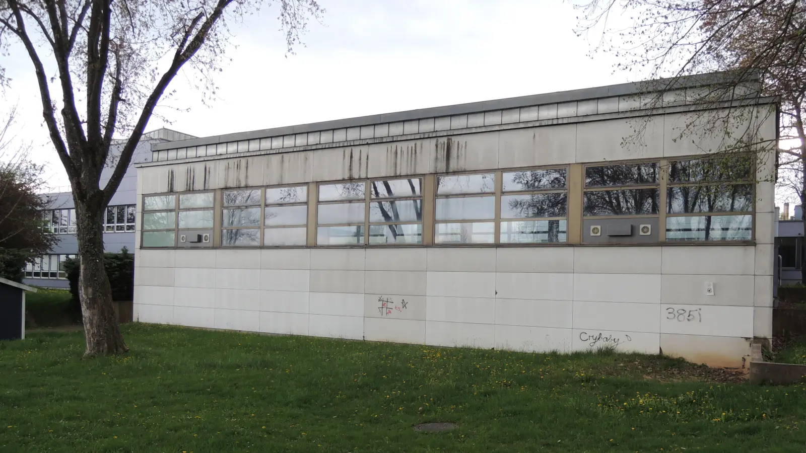 Die alte Turnhalle an der Grund- und Mittelschule in Herrieden soll einer modernen Zweifach-Halle im Passivhaus-Standard weichen. Für den Abriss des Altbaus rechnet Kämmerer Ralph Meyer im aktuellen Haushalt der Stadt mit Kosten in Höhe von 420.000 Euro. (Foto: Peter Zumach)