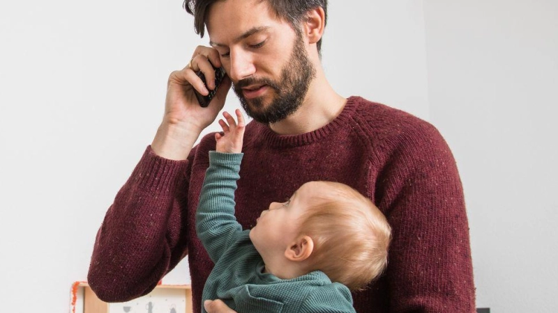 Kindergeld online beantragen: Eltern können den Antrag sicher und kostenfrei über die offizielle Seite der Bundesagentur für Arbeit stellen. (Foto: Christin Klose/dpa-tmn/dpa)