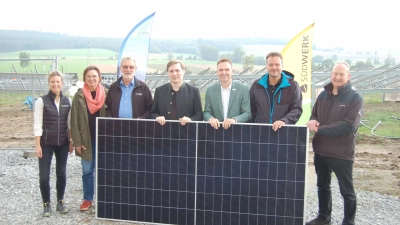 Marion Nikol (Unternehmenskommunikation), Gemeinderätin Anne Billenstein (Bürgerforum), Interimsbürgermeister Roland Schmidt, Südwerk-Geschäftsführer Manuel Zeller Bosse, Landrat Dr. Christian von Dobschütz, Gemeinderat Markus Helmreich (CSU) und Gemeinderat Georg Grimm (SPD) von links bei der Vorstellung des Bürgersolarpark Diespeck-Stübach im Rahmen einer kleinen Feierstunde. (Foto: Christa Frühwald)