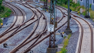 Zuletzt wurde deutlich mehr in die Bahninfrastruktur investiert - die Allianz Pro Schiene geht aber davon aus, dass das Niveau nicht lange gehalten wird. (Symbolbild) (Foto: Jens Büttner/dpa)