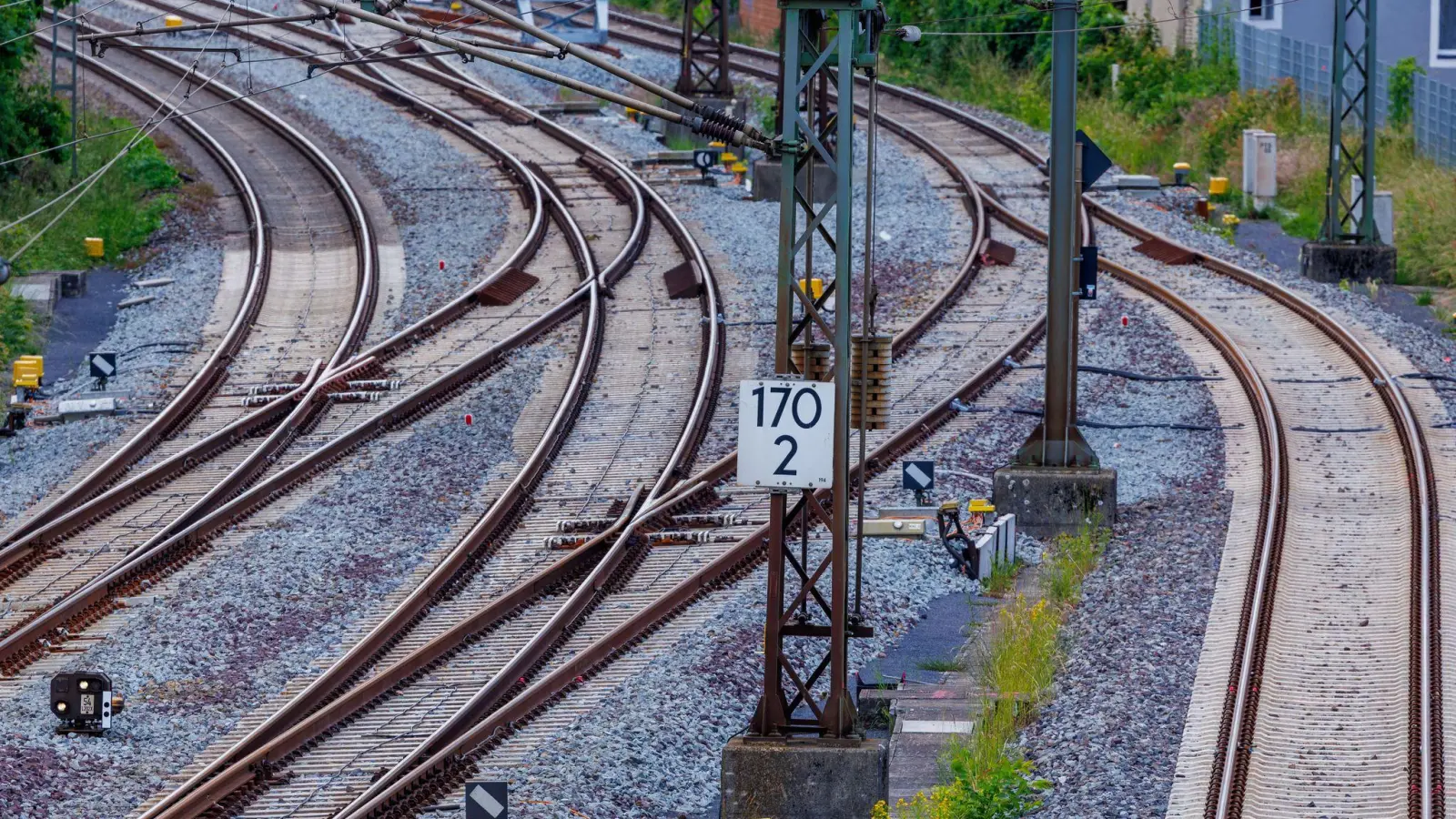 Zuletzt wurde deutlich mehr in die Bahninfrastruktur investiert - die Allianz Pro Schiene geht aber davon aus, dass das Niveau nicht lange gehalten wird. (Symbolbild) (Foto: Jens Büttner/dpa)